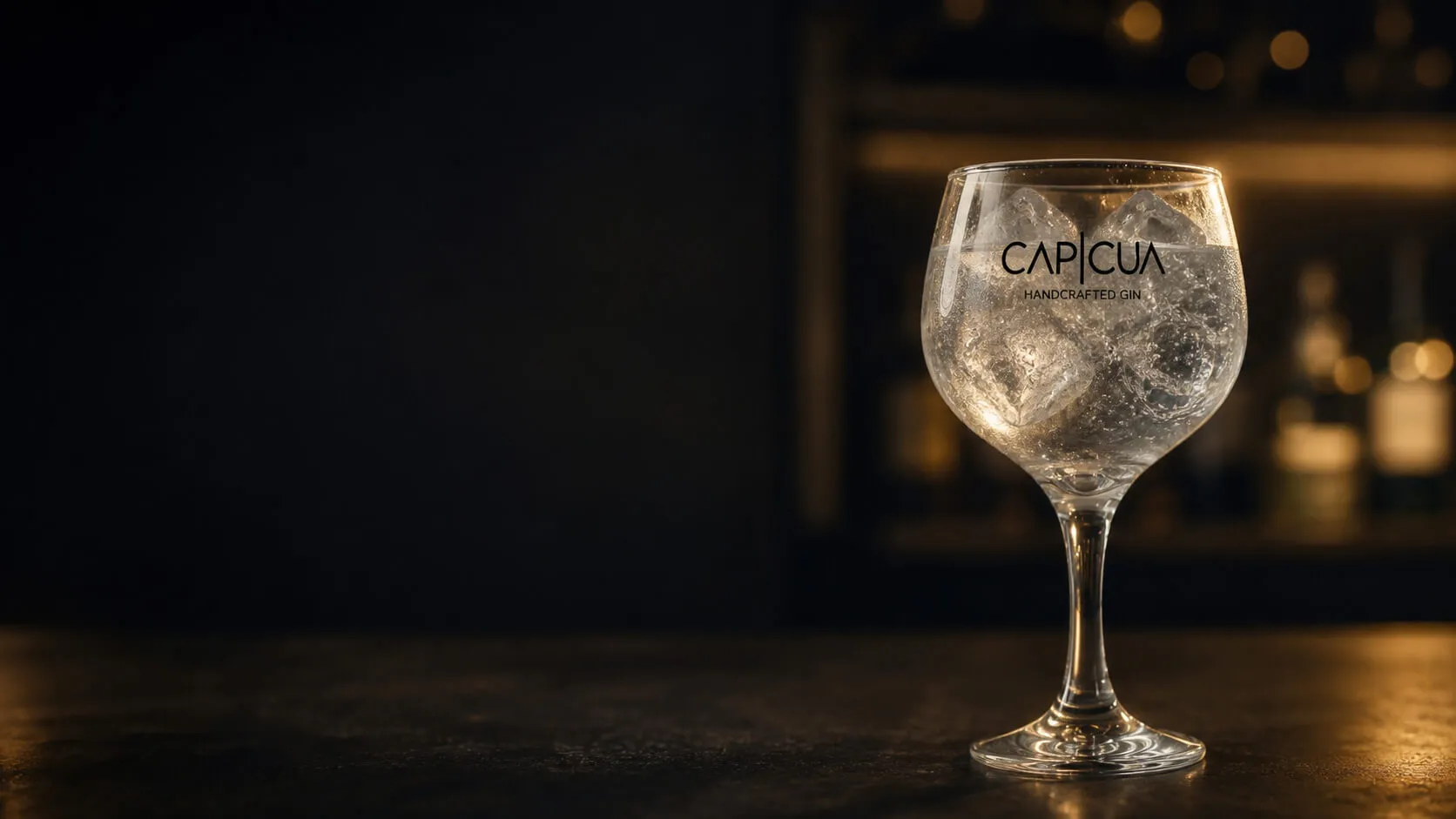 Copa CAPICÚA con hielo sobre una barra